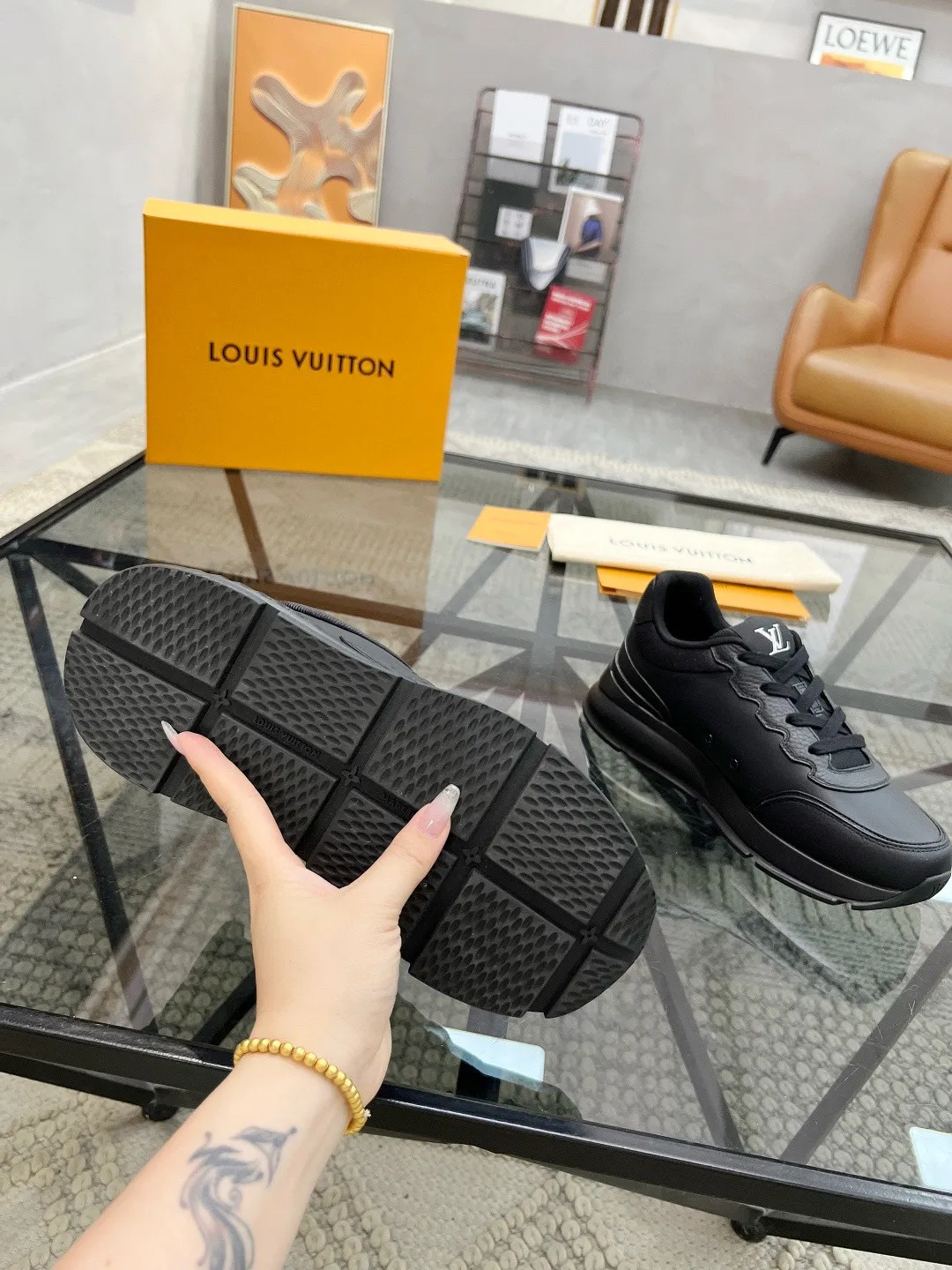 Factory price: 460💰Lv🔍Top purchasing agent🇮🇹 Road The most popular sports shoes for street men are available at the same counter. The uppers are imported cowhide fabrics from Italy, high-quality spliced colorful and complex handicrafts, imported comfortable mesh linings, soles: original soles specially provided by the original factory, T men's men's shoes 💰U foam exclusive movable molded soles are super comfortable, original factory and single goods, 🔍🔍high quality, you can enter and exit the counter at will, welcome to compare, code number 38-44, (45 customized)